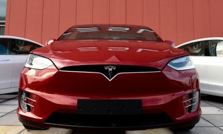 App outage locks hundreds of Tesla drivers out of cars