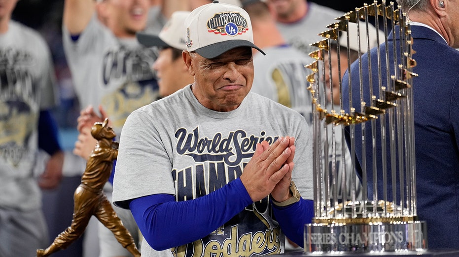 Dave Roberts calls criticism of Dodgers' spending 'lazy,' says rivals should 'look in the mirror'