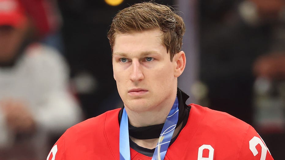 Is Avalanche star Nathan MacKinnon a psychopath for wearing flippers and goggles in the hotel pool?